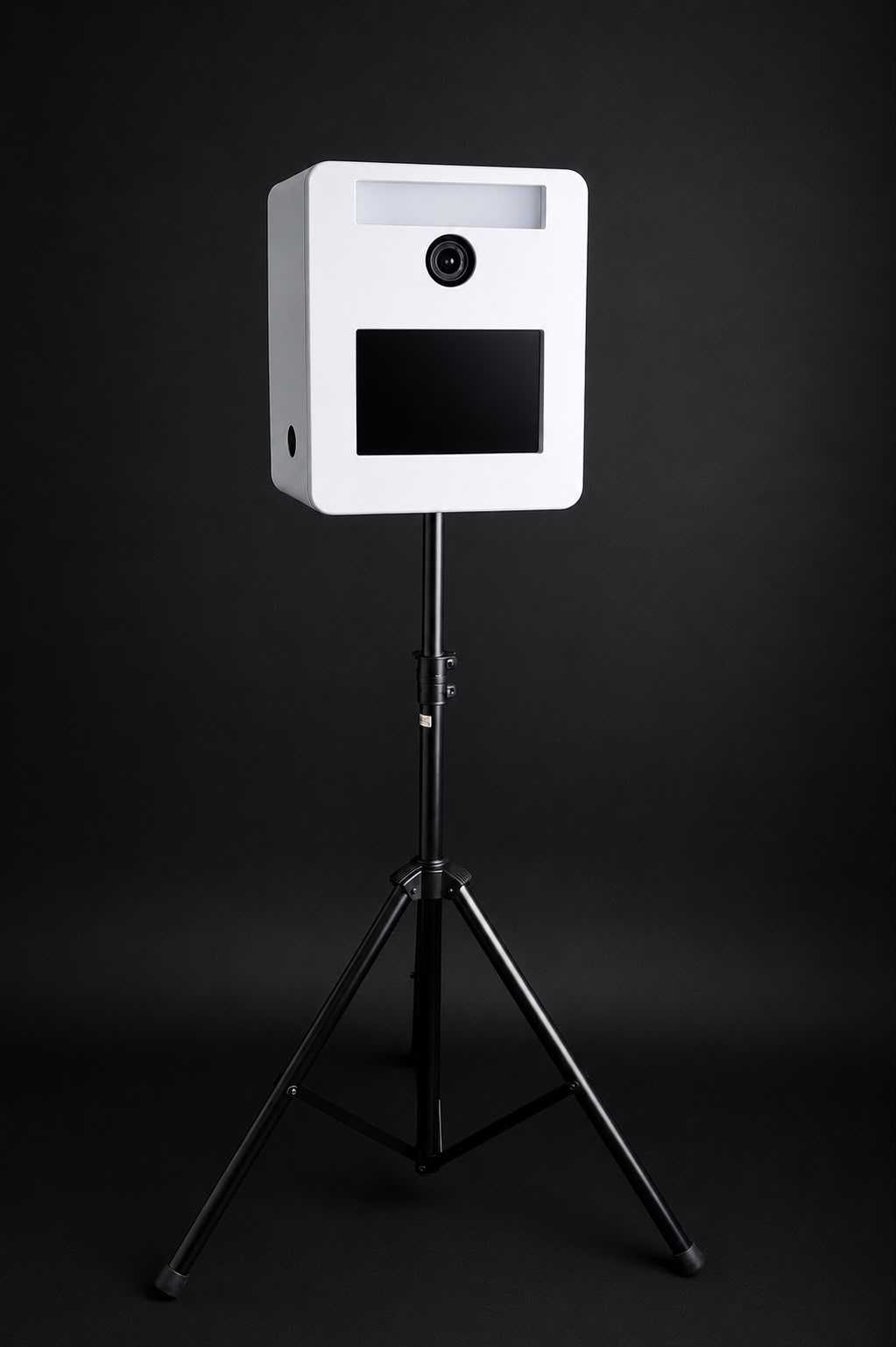 Weiße GrinseLinse Fotobox mit Touchscreen und Kamera vollständig auf stabilem Stativ