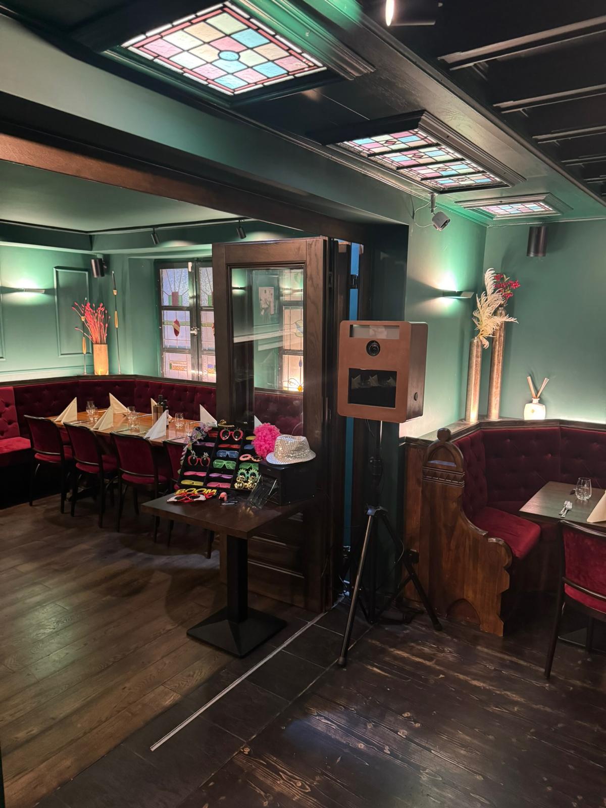 GrinseLinse Fotobox in einer eleganten grünen Eventlocation